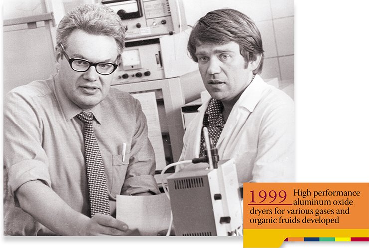 A scientist with the laboratory of catalytic reaction mechanisms, V. N. Parmon with his boss K. I. Zamaraev in a laboratory of the Institute of Catalysis, SB USSR AS. Novosibirsk, 1979 