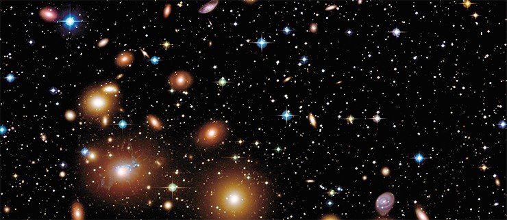 Вселенная – мир галактик. На этом снимке красивого скопления в созвездии Персея видно множество галактик разных размеров и форм, возраста и цвета. Некоторые из них выглядят мелкими расплывчатыми пятнами, но каждая представляет собой огромную звездную систему, которая содержит десятки и сотни миллиардов светил, похожих или не очень на нашу собственную звезду – Солнце. Самые маленькие и слабые пятнышки на фото – это наиболее далекие галактики, некоторые из которых находятся вблизи границ видимой Вселенной. Свет от них идет миллиарды лет, так что мы наблюдаем их такими, какими они были миллиарды лет назад. Фото Ж.-Ш. Куилландра, Д. Ансельми