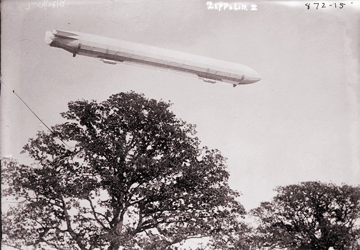 Zeppelin in flight, 1909. Library of Congress Prints and Photographs Division Washington, D.C. 20540 USA http://hdl.loc.gov/loc.pnp/pp.print
