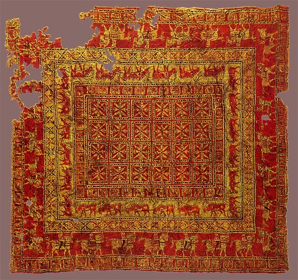 Шерстяной ворсовый ковер из Пятого Пазырыкского кургана размером 1,83 × 2,0 м2 был создан примерно в 400 г. до н. э. Хранится в Государственном Эрмитаже (Санкт-Петербург). Фото Schreiber