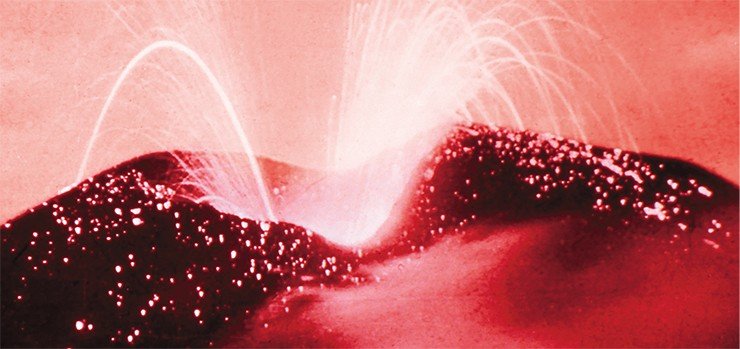 Ночная жизнь вулкана Стромболи, извергающегося практически непрерывно как минимум последние 2400 лет