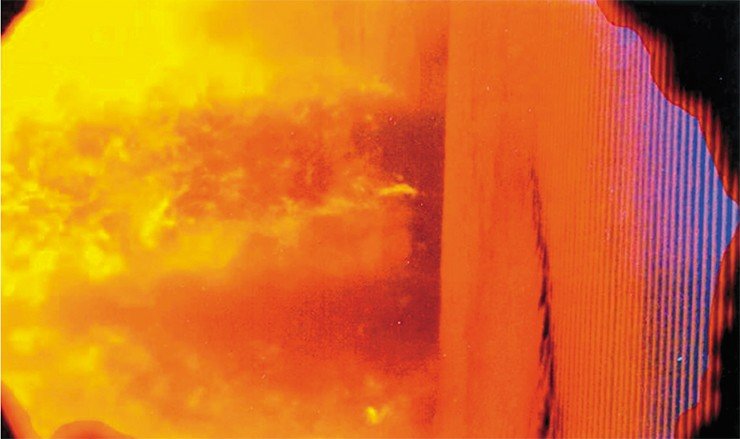 Факел горящей пылеугольной смеси на выходе из горелки. Так как в топке газы разогреваются до высоких температур, при моделировании топочных процессов важно учесть теплообмен. В модели, созданной сибирскими специалистами, учитывается преимущественно радиационный перенос энергии между частицами угля, газом и стенами топки. Именно такой выбор позволяет адекватно описывать процессы, происходящие при горении пылеугольной смеси