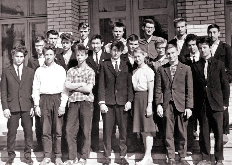 The first graduates of Novosibirsk SPM. The first one on the right in the first row: Gennady Fridman, 1964. SB RAS Photo Archive; photo from the SPM Museum
