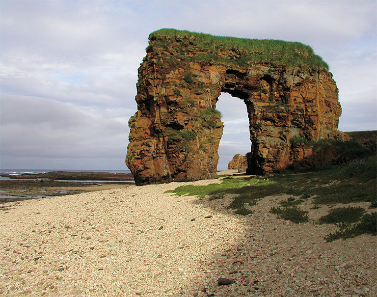 Steller’s Arch is a 20.6-m high basalt remnant on the southwestern shore of the Bering Island, a natural heritage site of regional significance. © CC BY-SA 4.0/Chuyan, Galina Nikolaevna