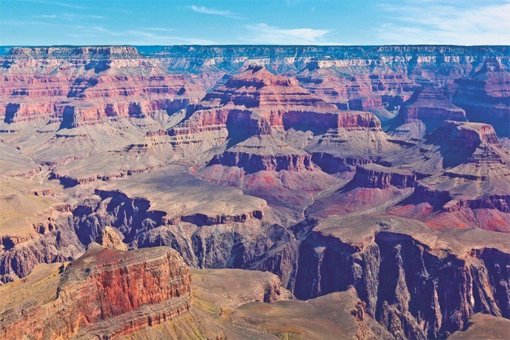 Слои осадочных пород на стенках каньона в основном окрашены в красноватый цвет, но местами встречается и черная, и желтая, и голубая окраска. Верхние слои, сложенные известняками, подверглись сильной эрозии, поэтому в верхней части каньон широк и изрезан оврагами. В нижних слоях, сложенных гнейсами и гранитами, река прогрызла очень узкую и глубокую щель 