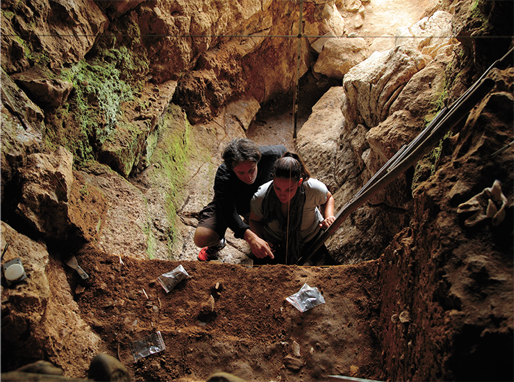 The leading specialists in radiocarbon dating Т. Higham and К. Douka (Oxford University, UK) in the Chagyrskaya Cave, home to Neanderthals. Photo by S. Zelensky