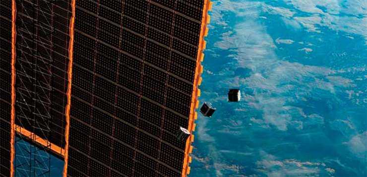 Несколько крошечных спутников, в том числе так называемый TechEdSat, были запечатлены экипажем 33-й экспедиции на Международной космической станции 4 октября 2012 г. Image Credit: NASA