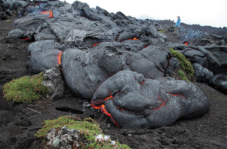 Лавовый поток типа «пахой-хой», с волнообразной поверхностью. При движении жидкой горячей лавы на ее поверхности образуется вязкая стекловатая корка, которая легко скручивается в складки. Такие потоки характерны для вулканов Гавайских островов. Июль 2013 г. Фото А. Белоусова 