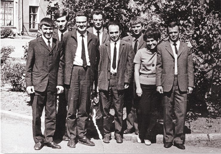 Diploma students and workers of the Institute of Chemical Physics, USSR AS: Candidate of Physics and Mathematics K. I. Zamaraev (third on the left); head of the radio spectroscopy laboratory, Doctor of Physics and Mathematics L. S. Lebedev (fifth on the left); and a fifth-year student of the Moscow Institute of Physics and Technology, V. Parmon (third on the right). Moscow, 1971