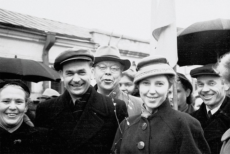 Слева направо: В. В. Хвостова, Д. К. Беляев, Н. А. Плохинский, Т. А. Торопанова. Май 1958 г.