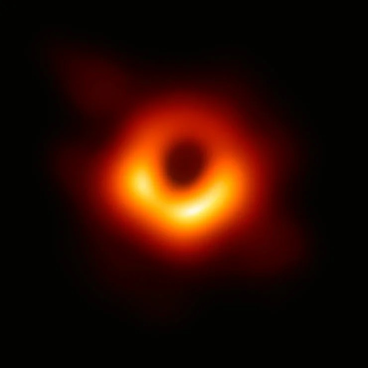 Это первое в истории изображение тени черной дыры (сверхмассивной черной дыры в центре галактики М 87), полученное напрямую в радиодиапазоне с помощью телескопа «Горизонт событий» (EHT, Event Horizon Telescope)