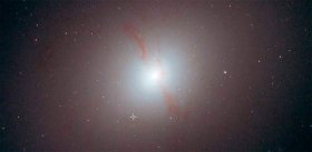 Какая сила выбрасывает сверхновые звезды прочь из «родных» галактик?
