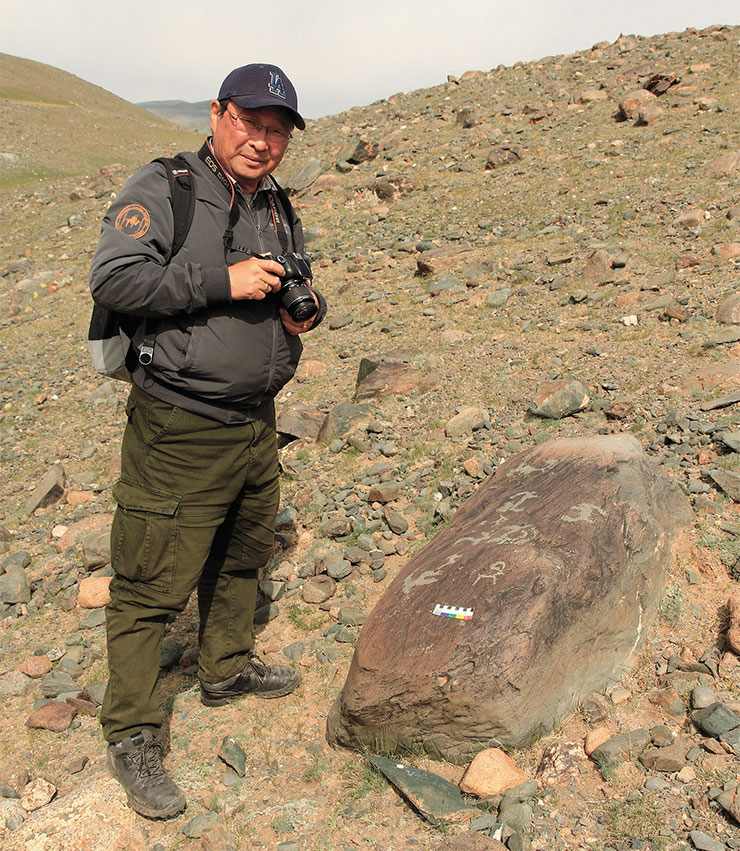 Монгольский археолог Нацаг Батболд – первооткрыватель сотен наскальных изображений в горах Монголии. Фото Д. Черемисина
