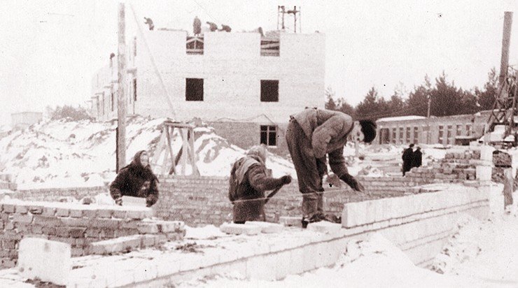 Бригада «тюменцев» на строительстве школы № 25. Декабрь 1958 г.