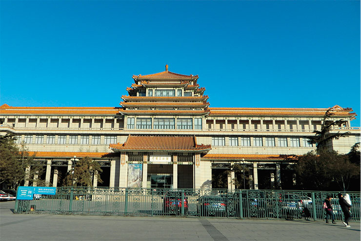 Здание Музея изобразительных искусств Китая недалеко от северного окончания улицы Ванфуцзин
