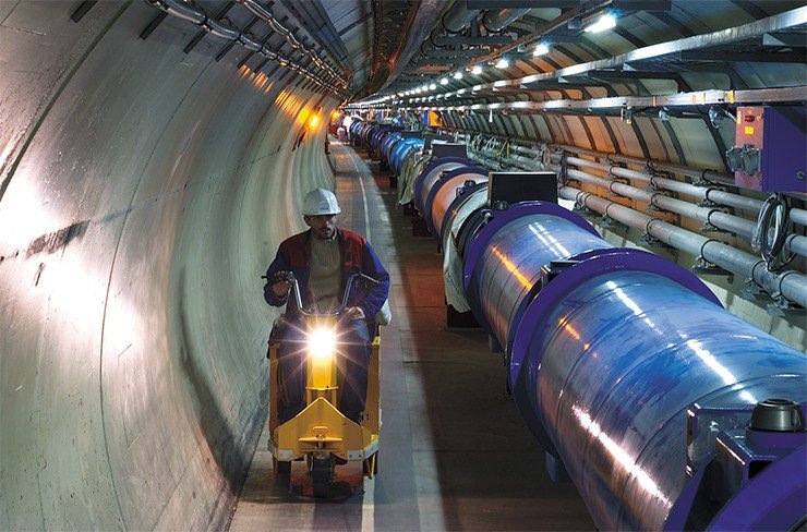 Так выглядит тоннель Большого адронного коллайдера. Для передвижения по многокилометровому кольцу инженеры и техники, обслуживающие ускоритель, вынуждены пользоваться транспортными средствами (в том числе обычными велосипедами). © CERN