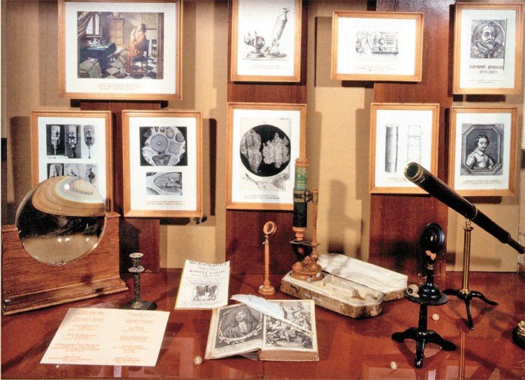 В Политехническом музее собрана одна из крупнейших в мире коллекций микроскопов – около 1000 образцов, от первых простых однолинзовых «мушиных», служивших «для увеселения души и глаз» до электронных микроскопов XX в. На фото внизу – микроскопы конца XIX в. Политехнический музей, отдел оптики