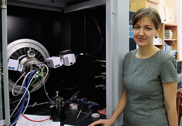 Кандидат химических наук Ольга Булавченко рядом с рентгеновским дифрактометром D8 Advance (DAVINCI Design)