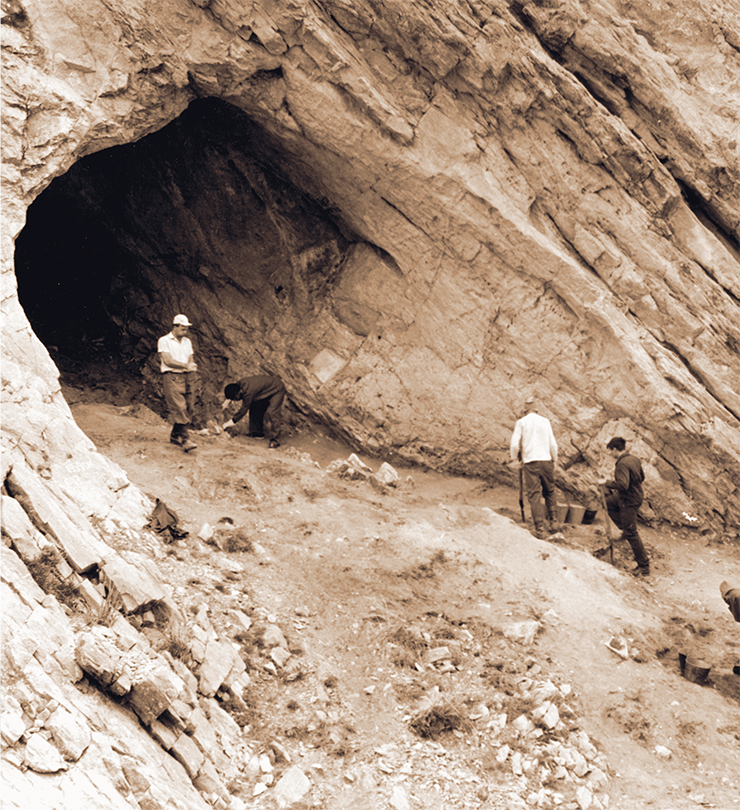 Пещера Цаган Агуй в Гобийском Алтае – один из немногих в Монголии хорошо датированных археологических памятников, содержащий культурные остатки всех этапов палеолита и более поздних эпох 