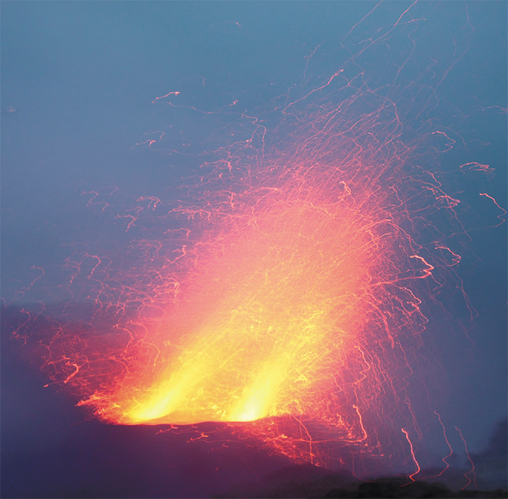 Каждый вечер сотни туристов устремляются к вершине Стромболи, чтобы полюбоваться незабываемым шоу из фонтанов лавы, вырывающихся из кратера вулкана