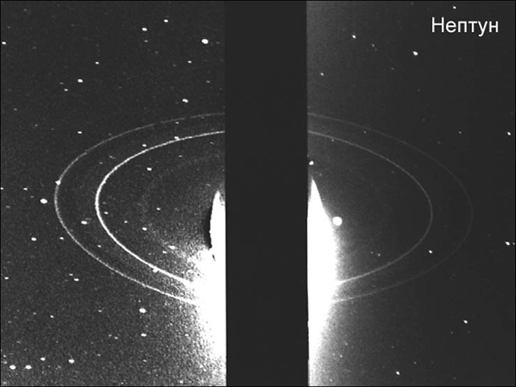 Кольца Нептуна, снятые зондом «Вояджер-2» (NASA), пролетавшем вблизи Нептуна в 1989 г. Вытянутые изображения звезд указывают, что экспозиция была длительной, поэтому диск планеты получился с передержкой и его пришлось закрыть. Только так удалось заснять кольца. Но все же они заметны в прямом свете, а не в контровом, т. е. их частицы неплохо отражают свет