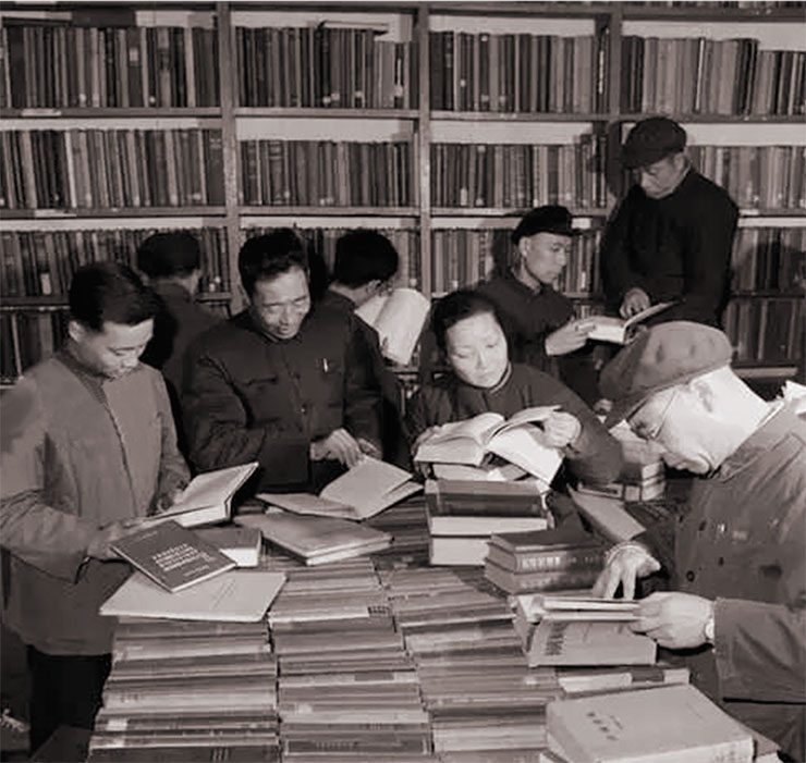 Магазин старых книг на рынке Дунъань был известен своим хорошим ассортиментом изданий на иностранных языках. 1963 г. Фото Фэн Вэньгана