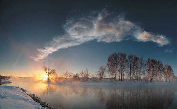 На фото – остаточный след Челябинского болида на восходе Солнца. Фото М. Ахметвалеева