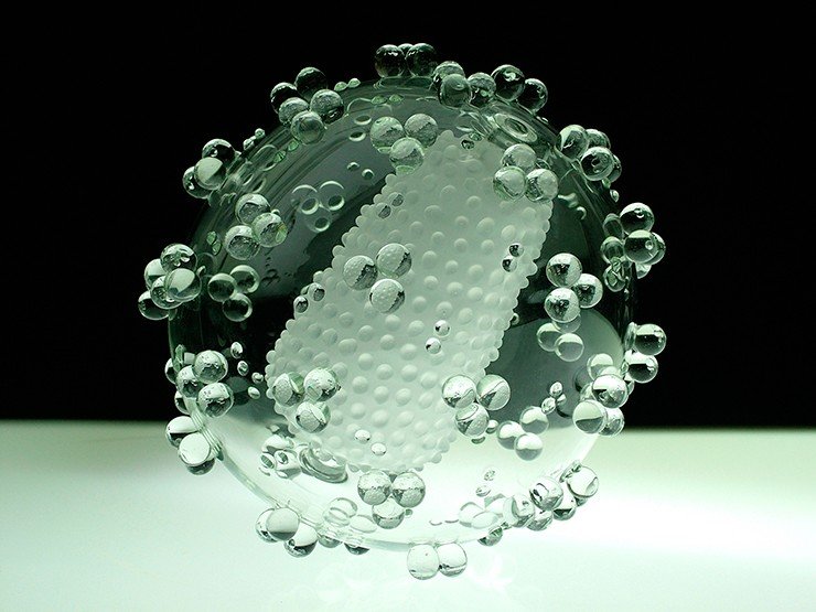 Скульптурная модель вируса иммунодефицита человека, стекло. Художник Люк Джеррам. Credit: Photograph by Luke Jerram 