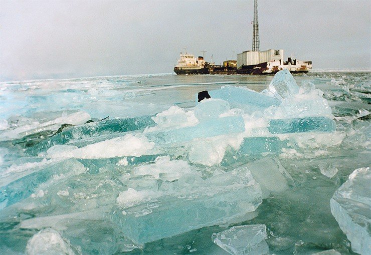 Буровой комплекс в районе подводного Академического хребта (1996 г.)