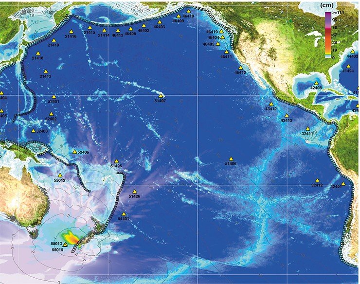 Результаты тестового прогноза распространения цунами, возникшего в результате мощного землетрясения 15 июля 2009 г. на юго-западном побережье Новой Зеландии, были получены с помощью системы оперативного прогноза, использующей модель цунами MOST. Треугольники обозначают расположение буев DART. Максимальные рассчитанные амплитуды волны цунами во время распространения в глубоком океане показаны цветными заполненными контурами, которые иллюстрируют направленность энергии цунами при распространении от очага. Максимальные амплитуды показаны на фоне карты подводного рельефа (голубые полутона), который во многом определяет направленность энергии цунами. Черные изолинии показывают время распространения фронта цунами