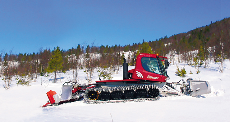 После генерации снег должен «отлежаться» несколько дней («созреть», как созревает молодое вино). Затем наступает очередь специальных снежных машин, которые разравнивают снег, уплотняют или размягчают его поверхность. На фото – снежная машина Formatic G11 фирмы Hydrolink OY на склонах горнолыжного курорта в Оре