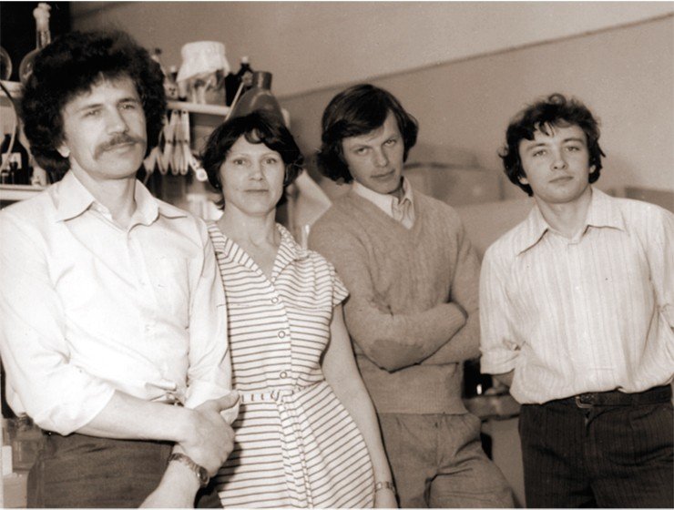 А.Г. Плетнев (крайний слева) – руководитель группы «расшифровщиков» генома вируса клещевого энцефалита
