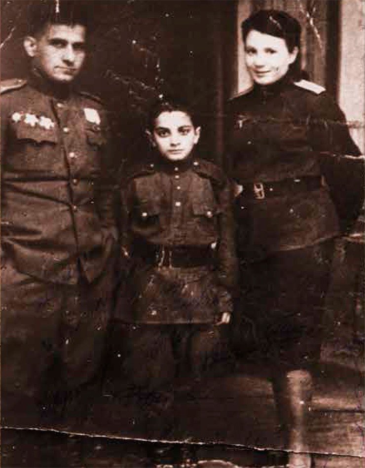 Марлен с дядей Е. Н.Топчияном и тетей Е. Н. Павловой на фронте. 1944 г. 