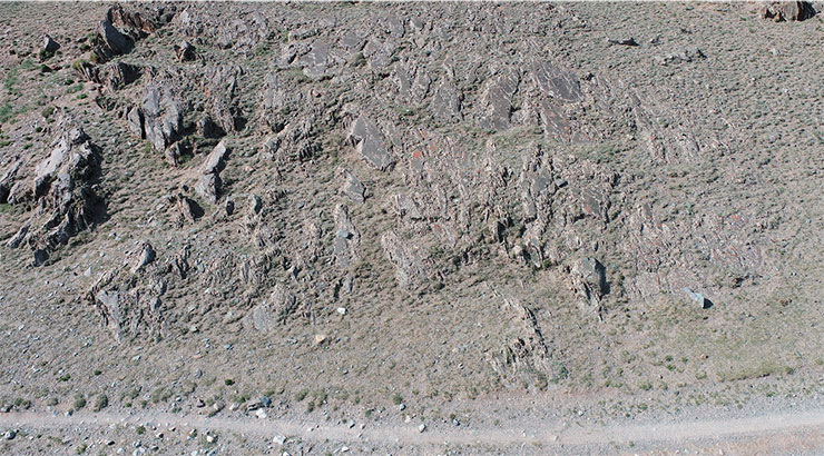 Пункт Бага-Ойгур-5 (правый берег), общий вид. Это тот самый каменный «лоб», где расположено древнее святилище. Фото с квадрокоптера