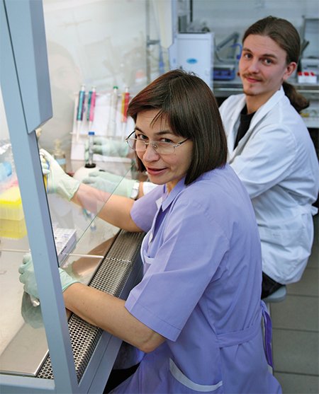 Researchers of the Laboratory of Molecular Microbiology (Institute of Chemical Biology and Fundamental Medicine) at work