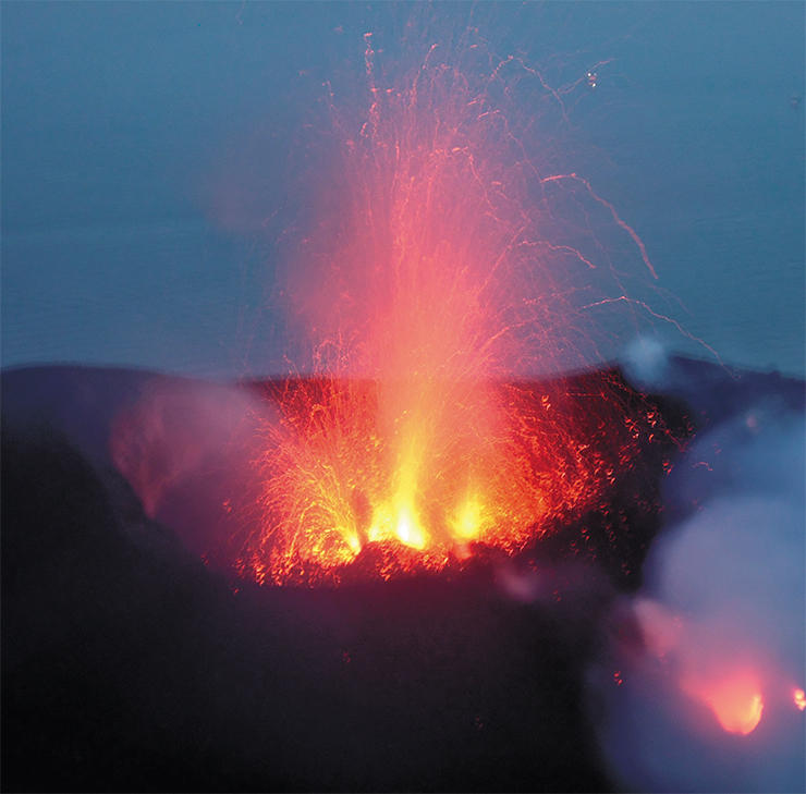 Стромболи извергается практически непрерывно. Большую часть времени из нескольких кратеров возле вершины, с частотой от 5 до 15 раз в час, вырываются фонтаны лавы, высота которых может доходить до 300 м