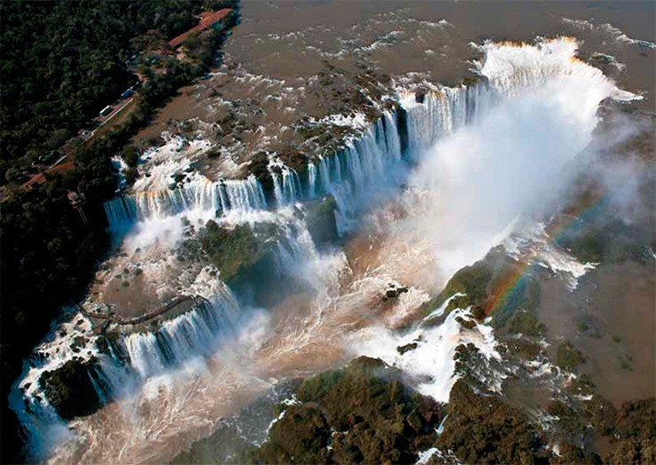 Самый крупный водопад Игуасу – «Глотка дьявола» (исп. Garganta del Diablo) – представляет собой U-образный обрыв шириной 150 м и вытянутый в длину более чем на 700 м. Он располагается на территории сразу двух государств – Аргентины и Бразилии