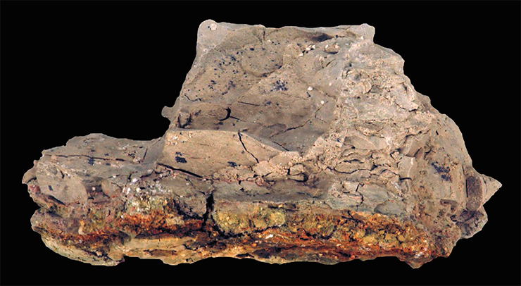 Примерно 65 млн лет назад, на границе мелового и третичного периодов («К-Т»), астероид диаметром около 10 км врезался в место, где расположен нынешний полуостров Юкатан, образовав кратер Чикскулуб. Огромное количество обломков, выброшенное в атмосферу, осело по всей Земле, образовав так называемую пограничную глину К-Т. На фото – образец пограничной глины K-T с юго-востока Испании с желтовато-оранжевым окисленным железистым слоем толщиной 2–3 мм у основания, обогащенным химическими элементами (Ir, Co, Cr и Ni) из болида. © James St. John