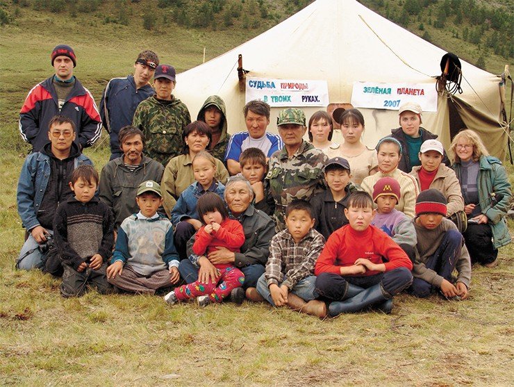 В эвенском стойбище во время школьных каникул живут дети из эколого-этнографического лагеря