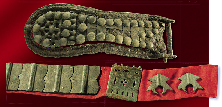 Пряжка от пояса женщины-шаманки (вверху). Детали комбинированных поясов с нашитыми бронзовыми бляшками