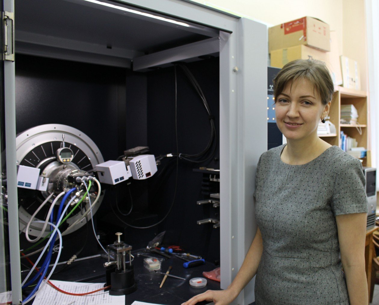 К.х.н Ольга Булавченко рядом с рентгеновским дифрактометром D8 Advance (DAVINCI Design)