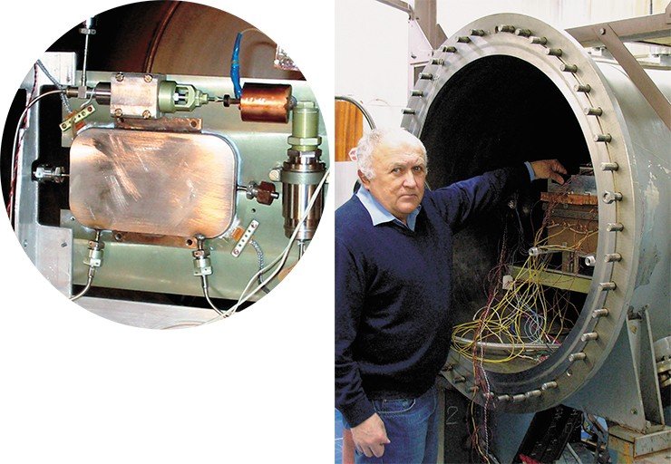 Термостабилизированная панель с фазовым переходом (фото слева) обеспечивает постоянную температуру поверхности с точностью до десятых долей градуса Цельсия при изменении тепловой нагрузки в пределах 5 Bт. Термостабилизированная платформа с гипертеплопроводящим основанием использовалась для атомных часов спутника «ГЛОНАСС». Испытания, проведенные на тепловакуумном стенде ОАО «Информационные спутниковые системы» (фото справа), показали, что точность стабилизации температуры в аварийном режиме при выходе из строя гипертеплопроводящего основания составляет ±0,08 °С, а в рабочем режиме – вдвое выше