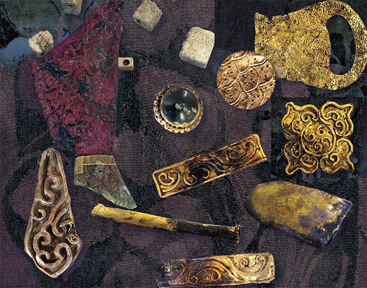 Золотые украшения и шерстяные ноговицы с шелковой вышивкой, обнаруженные в погребении знатного хунну. Курган № 22. Ноин-ула, Монголия