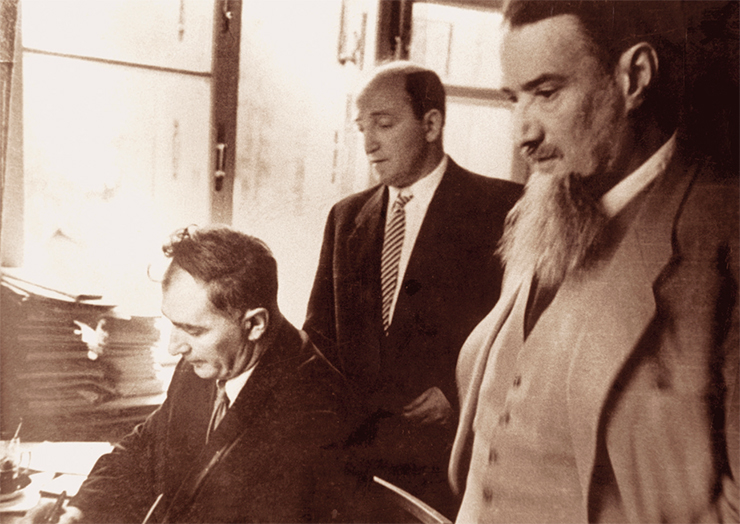 Г. И. Будкер (в центре) и И. В. Курчатов (справа)