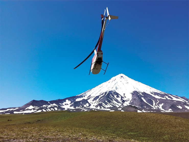 Оборудование на вулканы Авачинской группы доставляли с помощью легкого четырехместного американского вертолета «Робинсон 44»