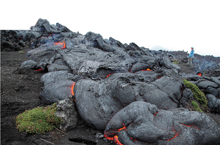 Лавовый поток типа «пахой-хой»на вулкане Толбачик.Такие потоки характерны для вулканов Гавайских островов. 2013 г. Фото А. Белоусова