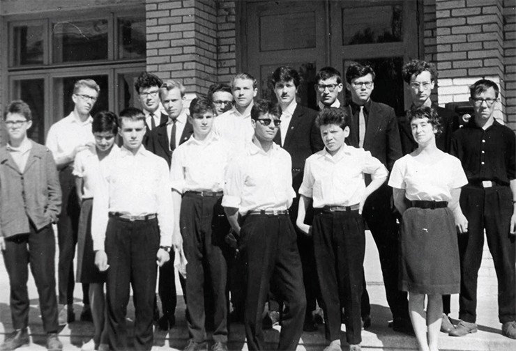 ПЕРВЫЕ выпускники ФМШ, 1963 г. Фото из личного архива В. Пархомчука