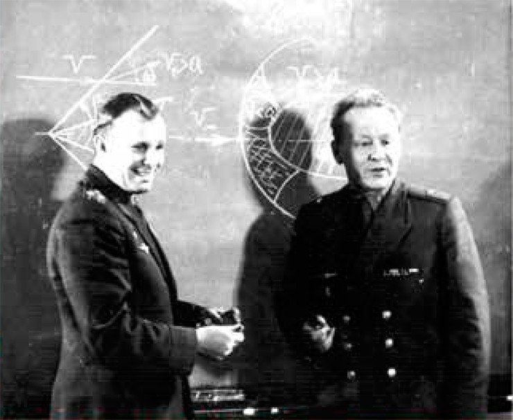 Ю. А. Гагарин и С. М. Белоцерковский на занятиях в Военно-воздушной инженерной академии им. Н. Е. Жуковского (ноябрь 1965 г.)