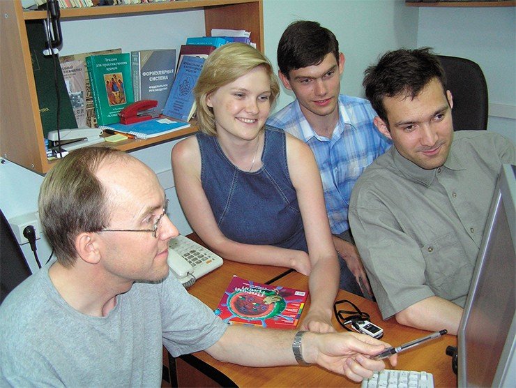 Группа компьютерной протеомики и молекулярного дизайна: слева направо: к. ф.-м. н. Э. С. Фомин, аспиранты Е. Э. Аман, П. С. Деменков, С. С. Пинтус 