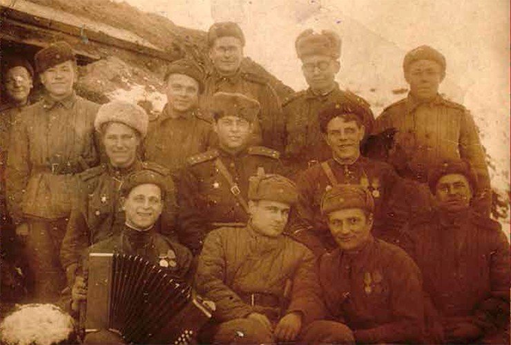 Лейтенант Николай Яненко (верхний ряд, в центре) с однополчанами. Волховский фронт. Декабрь 1943 г.